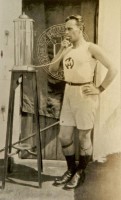 Porto Alegre Atleta da ACM utilizando espirômetro(equipamento avaliação capacidade pulmonar) déc1920
