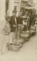 Porto Alegre Paulo Costa vendendo verduras Rua Dr Flores(acervo Fabrício Costa)