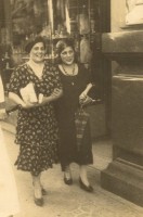 Porto Alegre Senhoras passeando na Rua da Praia(atual Andradas) déc1920