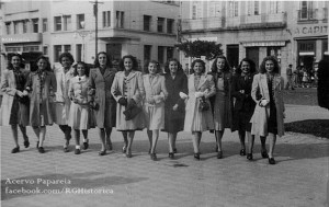 Rio Grande Grupo de amigas na Praça Xavier Ferreira 1944