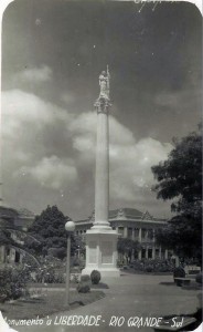 Rio Grande Monumento a liberdade(acervo Suzana Morsch) déc1950