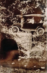 Santa Cruz do Sul Automóvel cruzando ponte colonial(acervo Jonas Cervi Luzzani)  déc1920