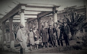 Uruguaiana Cavalheiros e damas da alta sociedade posam para foto em frente a Pérgula(atual Café da Praça) 25-06-1928  
