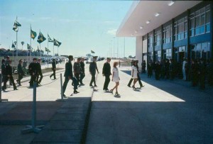 Uruguaiana Inauguração do novo acesso rodoviário e da nova Aduana, na foto o presidente Médici, óculos escuros, em Dezembro de 1972  