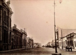 Uruguaiana Rua Bento Martins, década de 20. Banco Pelotense, à esquerda, ao lado da Cia Telefônica 