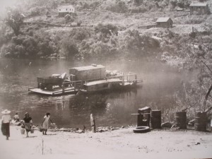 Bento Gonçalves Barca Cruzando o Rio das Antas na déc1940