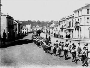 Bento Gonçalves Desfile Cívico na Rua Marechal Deodoro(acervo Família Majola) déc1920