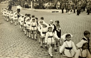 Bento Gonçalves Desfile de 7 de Setembro, em 1969, na rua Marechal Deodoro, em frente à prefeitura(foto Recy Sebben-acervo Eliana Sebben)