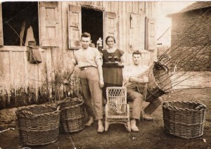 Bento Gonçalves Família fazendo cestos no Barracão Década de 1950
