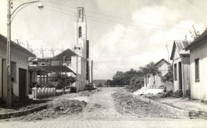 Bento Gonçalves Obras na rua República na Cidade Alta. Ao fundo a Igreja Cristo Rei com a torre ainda inacabada. Ano- 1959