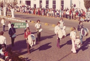 Carazinho Desfile de 7 de Setembro da Escola Piero Sassi e Banda Marcial(arquivo Museu Olívio Otto) déc1970