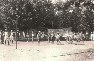 Carazinho Grupo de meninos em quadra de voleibol déc1930