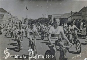 Carazinho Semana da Pátria, em 1949.  Avenida Flores da Cunha, perceba a direita a ourivesaria que ainda existe! ~Arquivo do Museu Olívio Otto 