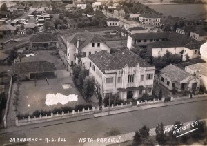 Carazinho Vista da Igreja em direção à Rua Bernardo Paz e Alferes Rodrigo. Em destaque o Colégio Notre Dame Aparecida,na década de 1930 