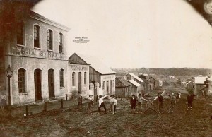 Caxias Do Sul Rua Sinimbu esq  Rua Dr Montaury Atelier Fotográfico de Giovanni Battista Serafini 1912