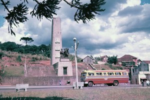 Caxias do Sul Monumento ao Imigrante Ônibus clássico Carrocerias Nicola(embrião da Marcopolo)(foto Hildo Boff-acervo Ricardo Boff) déc1960