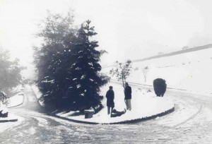 Caxias do Sul Neve Parque dos Macaquinhos Rua Alfredo Chaves ao fundo 08-1965