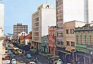 Caxias do Sul Postal Av Júlio de Castilhos entre Ruas Garibaldi e Visconde de Pelotas déc1960