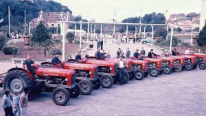 Caxias do Sul Tratores Diretoria de Fomento Agrícola Parque de Exposições com Rua Alfredo Chaves(foto Hildo Boff) 1965