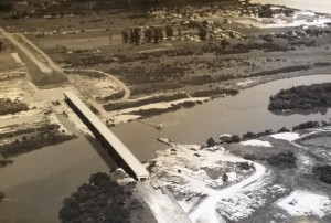 Charqueadas Construção ponte de acesso à cidade(acervo Pedro Manoel Vinadé) 02-1973