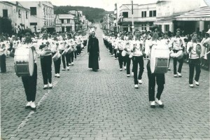 Encantado Banda Marcial do Colégio São José de Lajeado em desfile 1964
